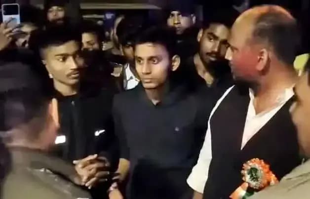 Chandauli News: मूर्ति विसर्जन विवाद में पूर्व विधायक सहित चार नामजद, 50 से 60 अज्ञात पर मुकदमा दर्ज.