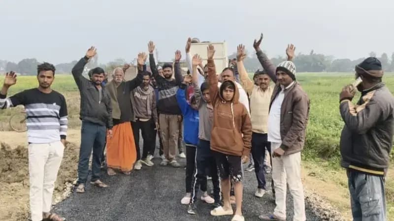 Sonbhadra News: घटिया सड़क निर्माण पर भड़के ग्रामीण, नारेबाजी कर किया विरोध-प्रदर्शन.