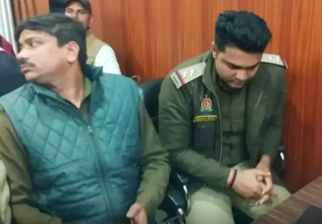 Varanasi News: रिश्वत लेते रंगे हाथ पकड़ा गया चौकी इंचार्ज, एंटी करप्शन टीम की बड़ी कार्रवाई.