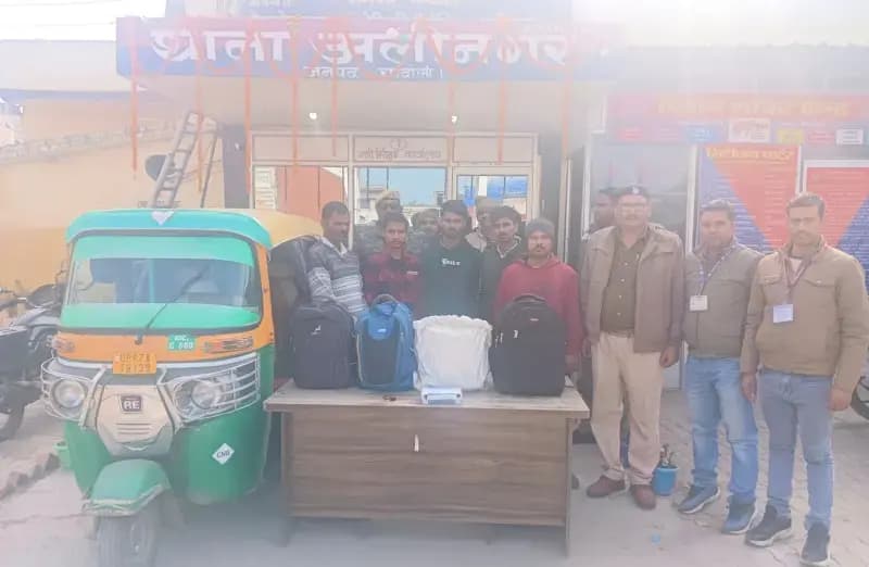 Chandauli News: ऑटो से 51 लीटर अंग्रेजी शराब बरामद, पांच तस्कर गिरफ्तार.