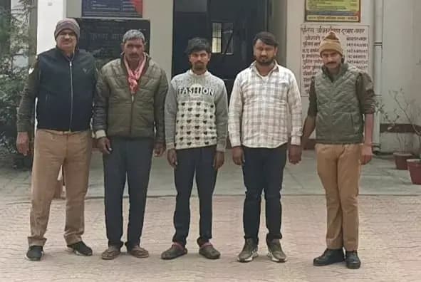 Chandauli News: पुलिस ने तीन शातिर गोवंश तस्करों को दबोचा, तीन गोवंश और तीन वाहन बरामद.
