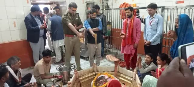 Chandauli News: महाशिवरात्रि से पहले डीएम-एसपी ने लिया मंदिरो में सुरक्षा व्यवस्थाओं का जायजा.