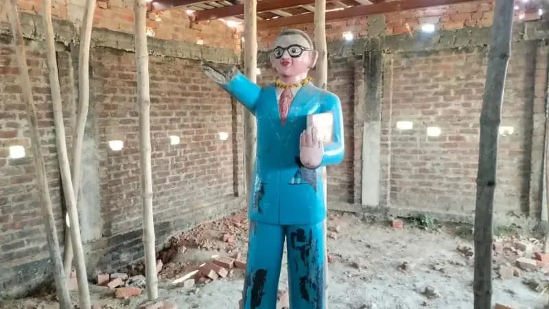 Chandauli News: आंबेडकर प्रतिमा क्षतिग्रस्त, नई प्रतिमा की मांग पर ग्रामीणों का धरना.