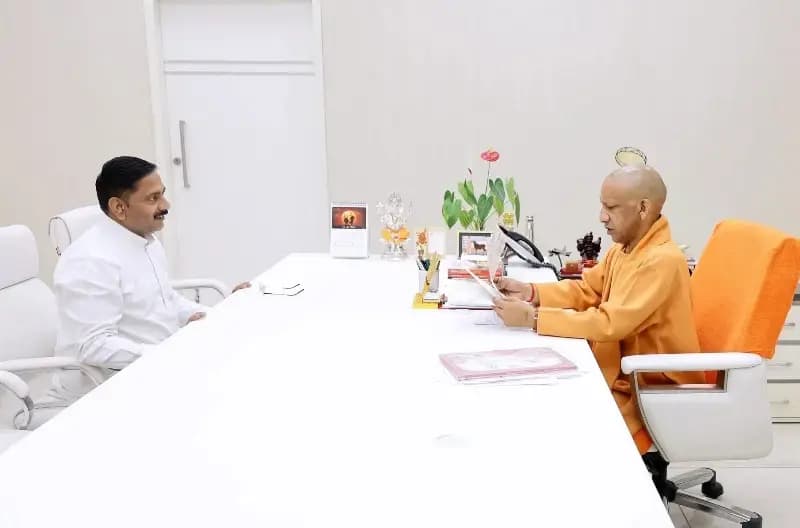 Chandauli News: मुगलसराय विधानसभा के विकास को लेकर सीएम से मिले रमेश जायसवाल, 13 प्रमुख मांगों का सौंप पत्र.