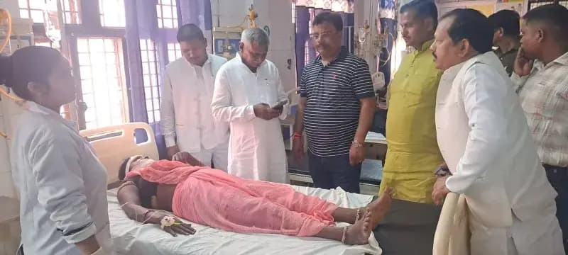Chandauli News: संयुक्त जिला अस्पताल में वेंटिलेटर सुविधा पर उठे सवाल, करना पड़ा गंभीर घायलों को वाराणसी रेफर.