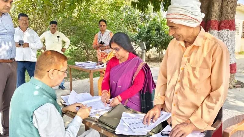 Sonbhadra News: डीएम बी.एन. सिंह सहित अधिकारियों की मौजूदगी में मतदाता सूची का वाचन, विशेष पुनरीक्षण अभियान तेज.