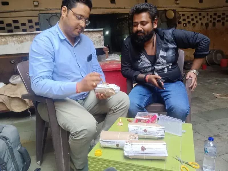 Chandauli News: होली से पहले मिलावटखोरों पर शिकंजा, नमकीन फैक्ट्री सहित कई प्रतिष्ठानों पर छापा.