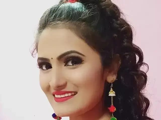 Sonbhadra News: भोजपुरी गायिका अंतरा सिंह उर्फ प्रियंका समेत दो के विरुद्ध एनबीडब्ल्यू/ कुर्की की नोटिस जारी.