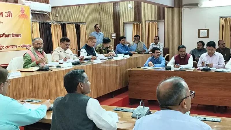 Sonbhadra News: शासन की मंशा के अनुरूप समयबद्ध हों कार्य, 2047 तक विकसित भारत के लिए नवाचार अपनाएं – प्रभारी मंत्री.