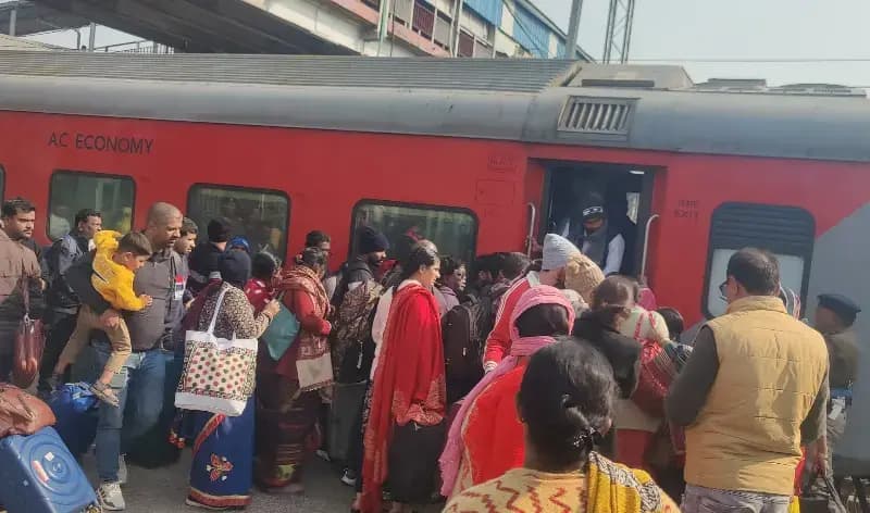 Chandauli News: डीडीयू जंक्शन पर चलती ट्रेन पकड़ने के दौरान हादसा, 76 वर्षीय वृद्ध की मौत.