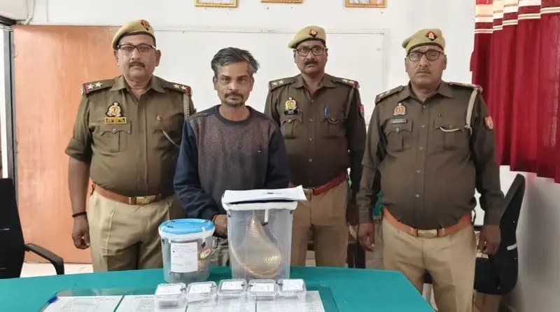 Chandauli News: मंदिरों से चोरी करने वाला आरोपी गिरफ्तार, मूर्तियां और पूजन सामग्री बरामद.