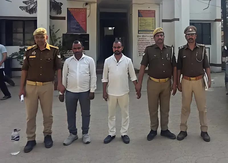 Chandauli News: पुलिस ने दो गोवंश तस्करो को दबोचा, गोवंश तस्करी के मामले में चल रहे थे फरार.