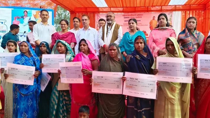 Sonbhadra News: होली पर 1.86 करोड़ उज्ज्वला परिवारों को ₹1500 करोड़ की सब्सिडी जारी, लाभार्थियों ने देखा सजीव प्रसारण.