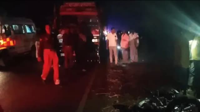 Sonbhadra News: डीसीएम ट्रक और बाइक की आमने-सामने की टक्कर में एक युवक की मौके पर ही मौत.