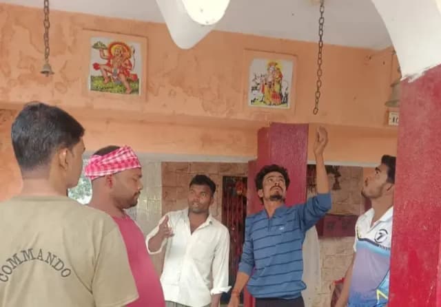 Chandauli News: काली माता मंदिर में तीसरी बार चोरी, सिकड़ी काटकर 21 किलो का घण्टा ले गए चोर.