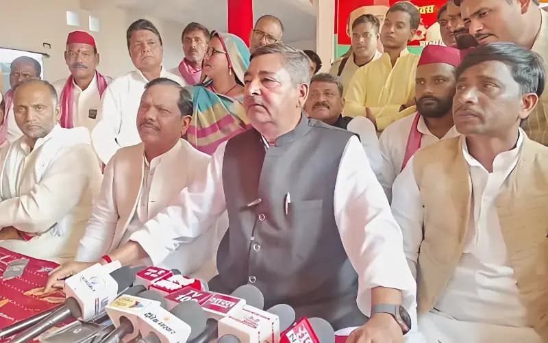 Chandauli News: काशीराम जयंती पर सपा का पीडीए कार्यक्रम, सांसद वीरेंद्र सिंह ने सरकार पर साधा निशाना.