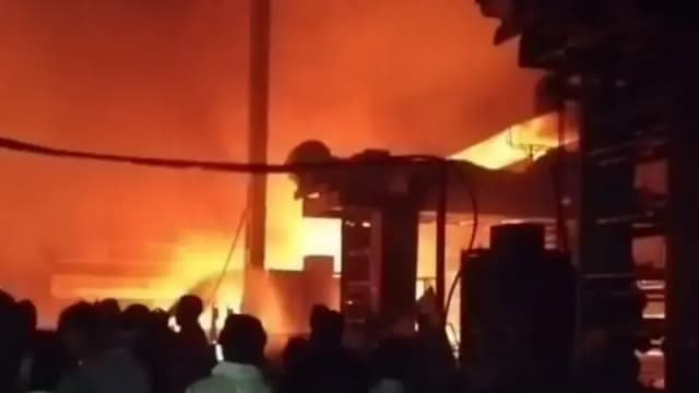 Chandauli News: प्लास्टिक फैक्ट्री में लगी भीषण आग, शॉर्ट सर्किट की आशंका, लाखों का नुकसान.