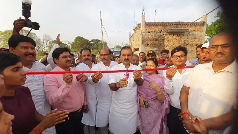 Chandauli News: जिले के पहले मिनी स्टेडियम का विधायक और ब्लाक प्रमुख ने किया उद्घाटन, विधायक ने विपक्ष पर साधा निशाना.