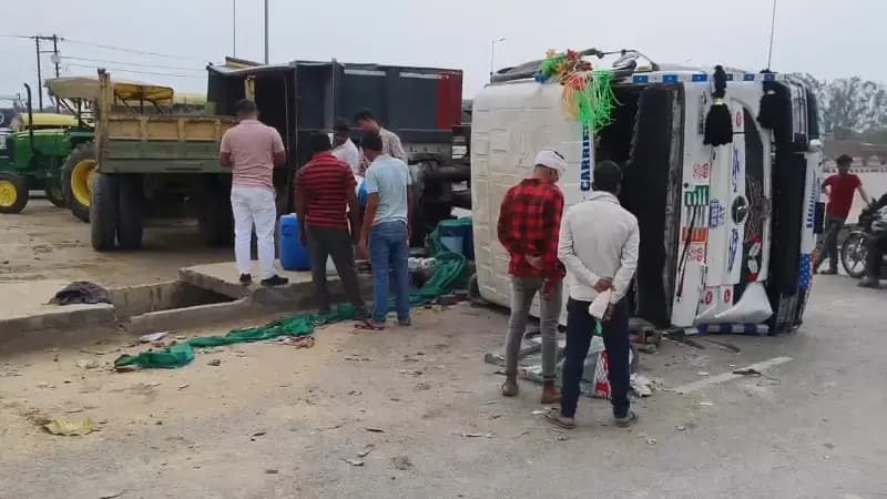 Chandauli News: नेशनल हाइवे पर बालू लदा डंपर पलटा, कुछ देर बाधित रहा यातायात.