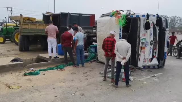Chandauli News: नेशनल हाइवे पर बालू लदा डंपर पलटा, कुछ देर बाधित रहा यातायात.