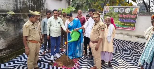 Chandauli News: एक पेड़ मां के नाम’ अभियान में पौधारोपण कर दिया गया पर्यावरण संरक्षण का संदेश.