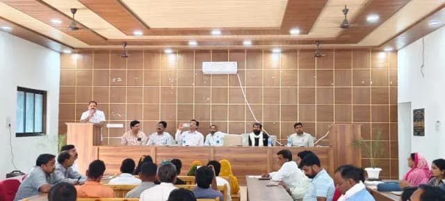 Chandauli News: योगी सरकार के कार्यकाल पर गोष्ठी का आयोजन, योजनाओं की जानकारी के लगे स्टॉल.