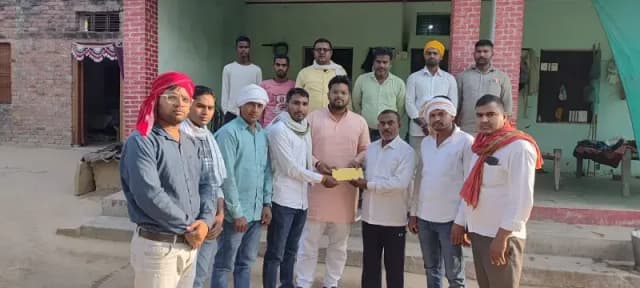 Chandauli News: पंचायत सहायिकाओं के निधन पर संगठन ने बढ़ाया मदद का हाथ,दी आर्थिक सहायता.