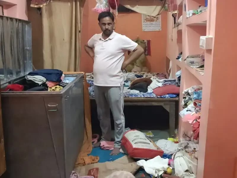 Sonbhadra News: चोपन में सर्राफा व्यापारी के घर लाखों की चोरी, परिवार को कमरे में बंद कर वारदात.