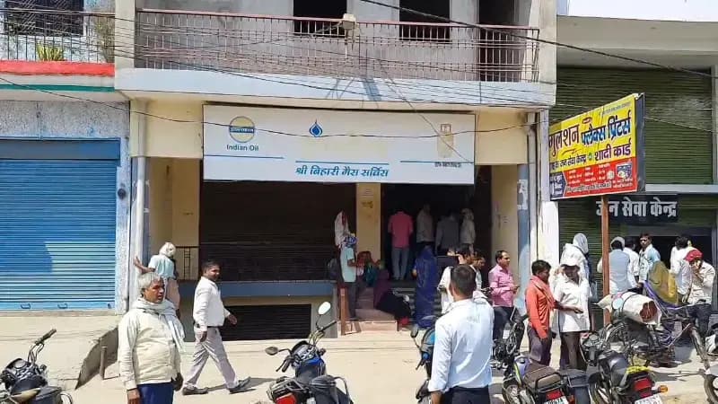 Chandauli News: गैस किल्लत से जूझ रहे ग्रामीण, एजेंसी पर अवैध वसूली व फर्जी डिलीवरी मैसेज के आरोप.