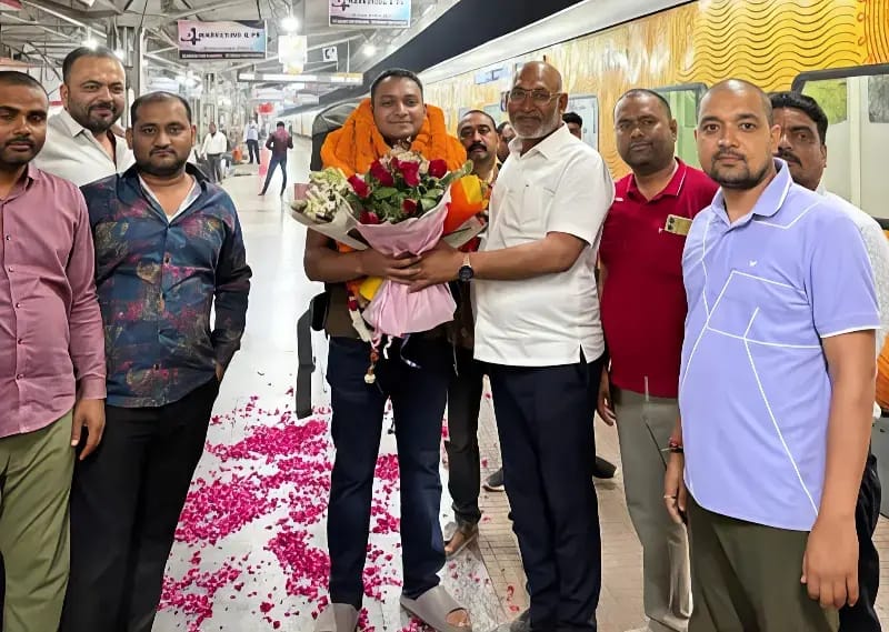 Chandauli News: इंडिगो में पायलट बने शान्तम सिंह का पीडीडीयू जंक्शन पर भावुक स्वागत.