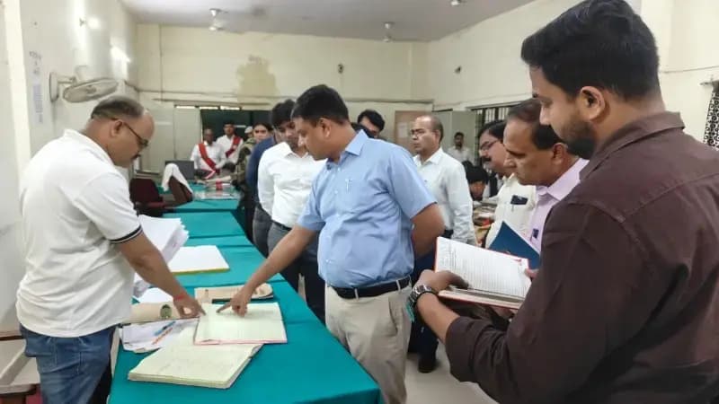 Chandauli News: कलेक्ट्रेट के औचक निरीक्षण में अव्यवस्था और लापरवाही पर नाराज हुए कमिश्नर, लगाई फटकार.