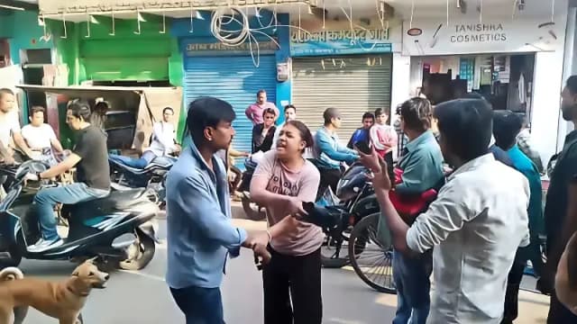 Mirzapur News: बीच चौराहे पर युवक की चप्पलों से पिटाई, युवती का हाई वोल्टेज ड्रामा कैमरे में कैद.देखिये वीडियो