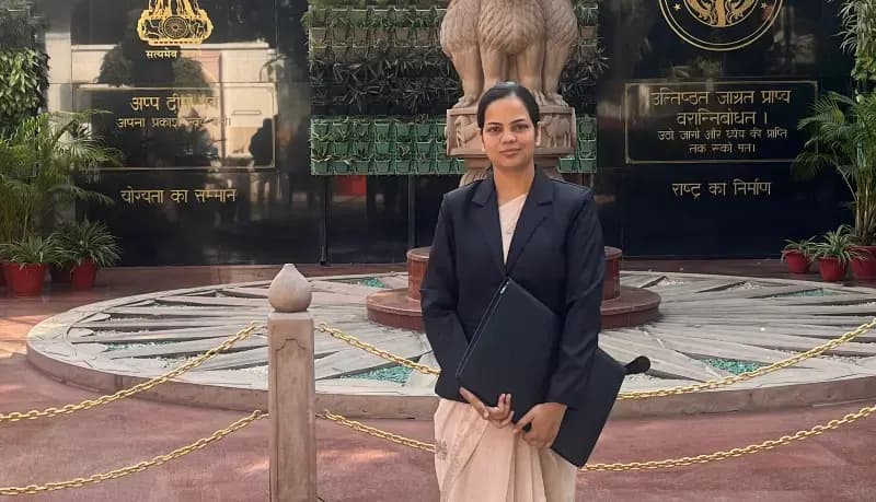 Chandauli News: महादेवा की बेटी आकांक्षा सिंह बनी पीसीएस अधिकारी, 84वीं रैंक से बढ़ाया मान.