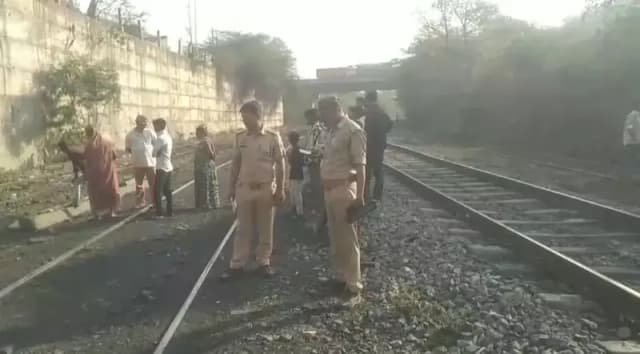 Sonbhadra News: रेलवे ट्रैक पर युवक का क्षत-विक्षत शव मिलने से सनसनी, जांच में जुटी पुलिस.