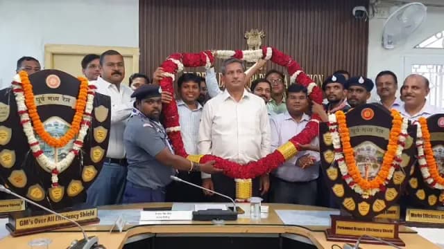 Chandauli News: डीडीयू रेल मंडल को मिला 11 शील्ड, ऐतिहासिक उपलब्धि पर मनाया गया जश्न.