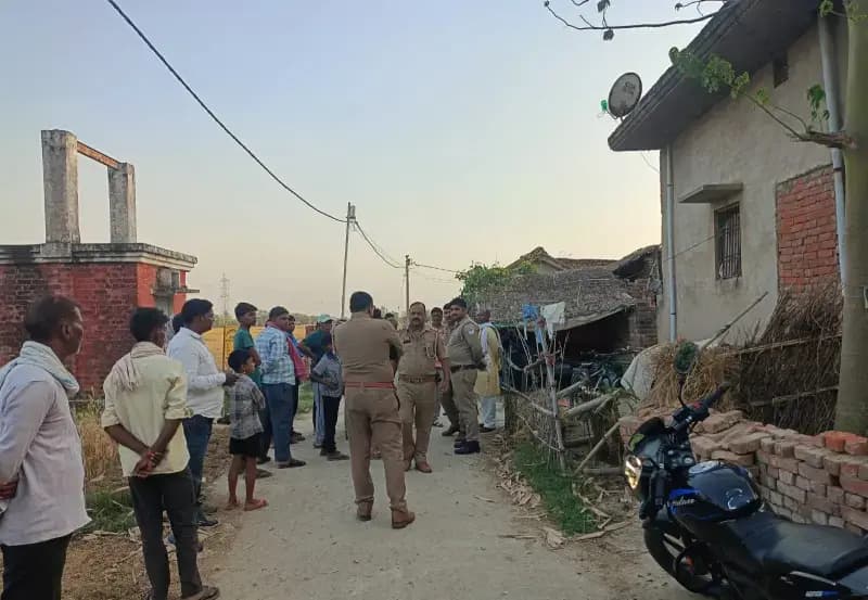 Chandauli News: बंद कमरे में फंदे से लटकता मिला युवती का शव, मचा कोहराम.