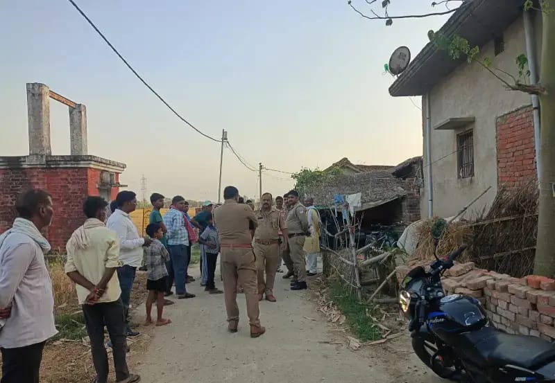 Chandauli News: बंद कमरे में फंदे से लटकता मिला युवती का शव, मचा कोहराम.