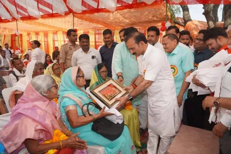 Chandauli News: स्कूल चलो अभियान के साथ 97 सेवानिवृत्त शिक्षकों का किया गया सम्मान.