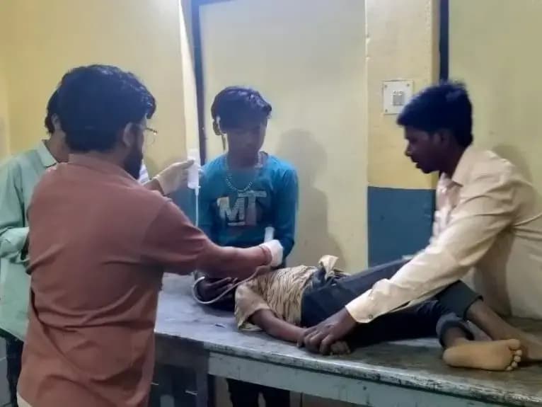Sonbhadra News: खेल-खेल में बड़ा हादसा: 7 वर्षीय बच्चे ने थिनर पिया, छोटे भाई को भी पिलाया, हालत गंभीर.