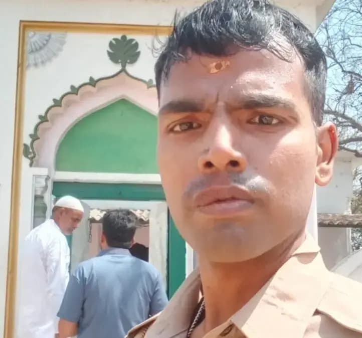 Chandauli News: शहाबगंज थाने के आरक्षी आलोक कुमार का निधन, पुलिस महकमे में शोक की लहर.
