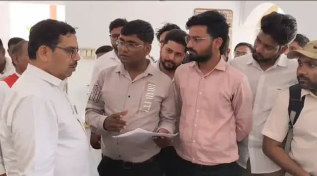 Sonbhadra News: सोनभद्र मेडिकल कॉलेज में वेतन को लेकर जूनियर डॉक्टरों का प्रदर्शन, डीएम से लगाई गुहार.