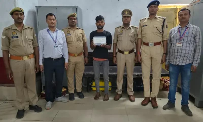 Chandauli News: ट्रेन यात्रियों का सामान उड़ाने वाला शातिर चोर गिरफ्तार, सोने की चेन बरामद.