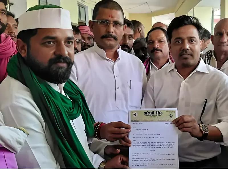 Chandauli News: स्मार्ट मीटर के विरोध किसानों ने घेरा एसडीएम कार्यालय, आश्वासन पर धरना स्थगित.