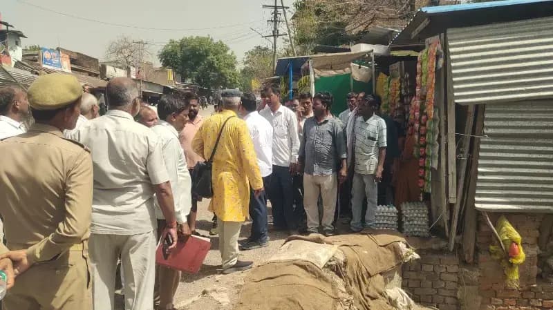 Sonbhadra News: बीजपुर में बेशकीमती जमीन के विवाद को सुलझाने पहुंचे एडीएम, किया स्थलीय निरीक्षण.