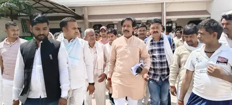 Chandauli News: कैबिनेट मंत्री ने सुनी जनता की समस्याएं, अधिकारियों को दिए निर्देश.