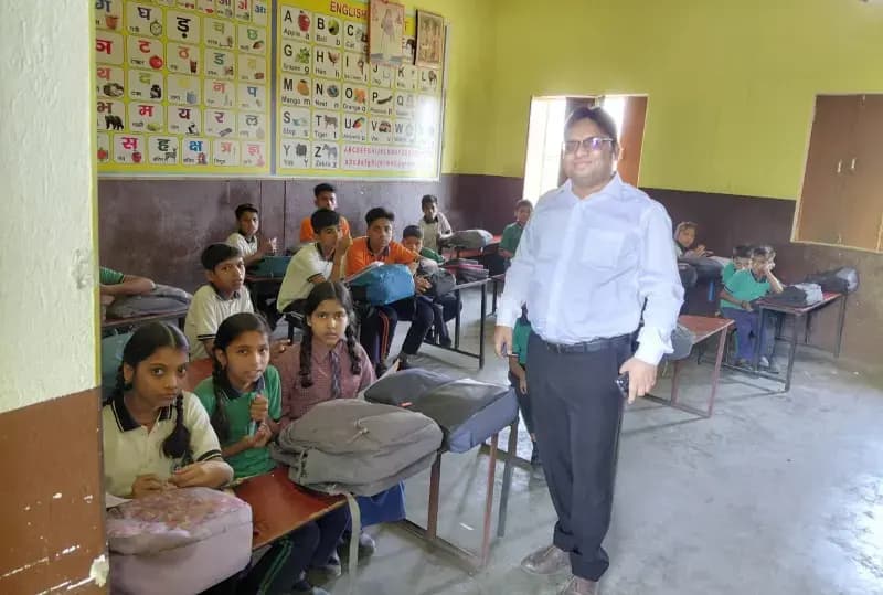 Chandauli News: बीएसए ने पकड़ी बिना मान्यता विद्यालय में चल रहीं कक्षाएं, दो स्कूलों को नोटिस जारी.