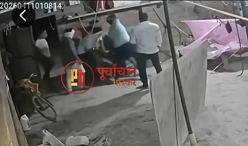 Chandauli News: मुर्गी फार्म में घुसकर दलित युवक पर जानलेवा हमला, CCTV वीडियो वायरल.