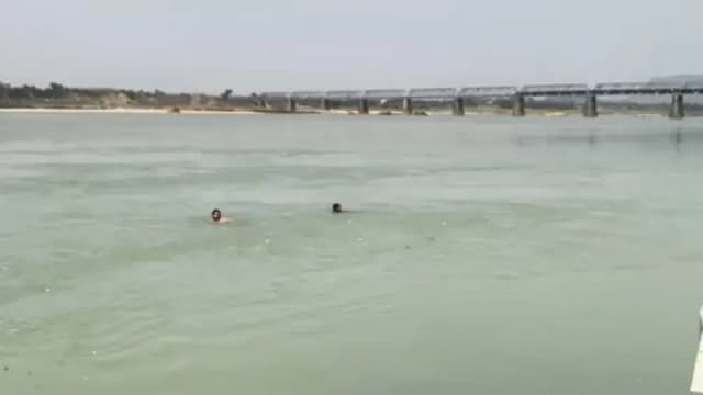 Sonbhadra News: छठ घाट पर नहाने के दौरान युवक की डूबकर मौत, चप्पल बचाने के प्रयास में हुआ हादसा.