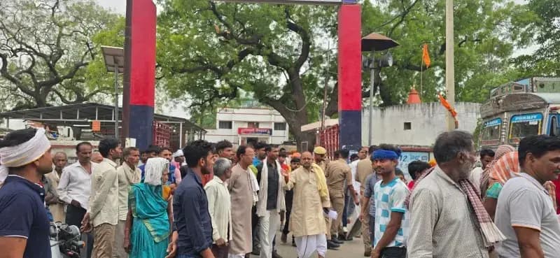 Chandauli News: इंजेक्शन से संदिग्ध मौत पर भड़के ग्रामीण, शव रख किया थाने का घेराव.