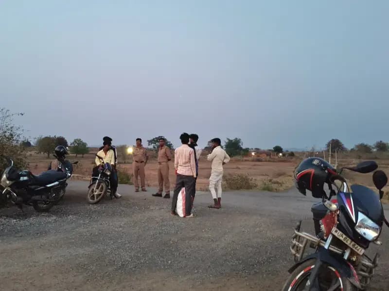 Sonbhadra News: रायपुर थाना क्षेत्र में सख्त चेकिंग- कई वाहनों का चालान, लोगों को दी गई चेतावनी.